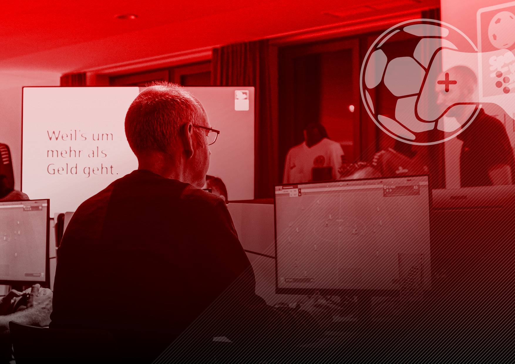 Mann spielt mit dem Rücken zur Kamera an einer von mehreren Konsolen das Spiel EA Sports FC 24 im Clubs-Modus. Im Hintergrund ist ein großer LCD-Screen zu sehen auf dem Sparkassen Werbung läuft.